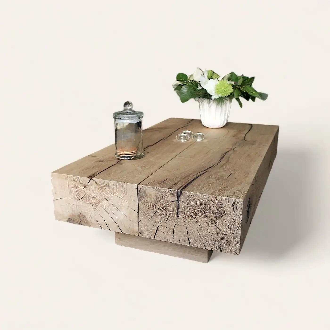  Une table basse en bois rustique surmontée d'un vase. 