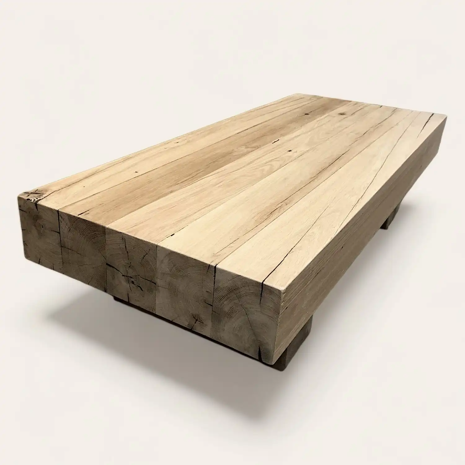  Une table basse rustique en bois sur fond blanc. 