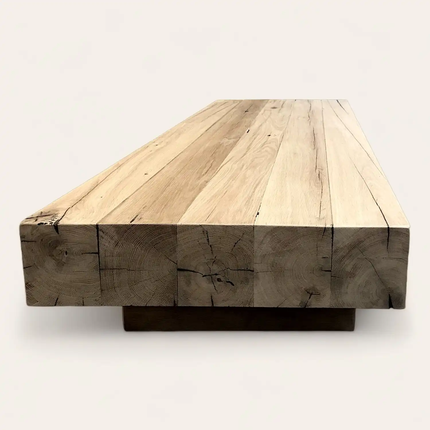  Une table basse en bois ancien sur fond blanc. 