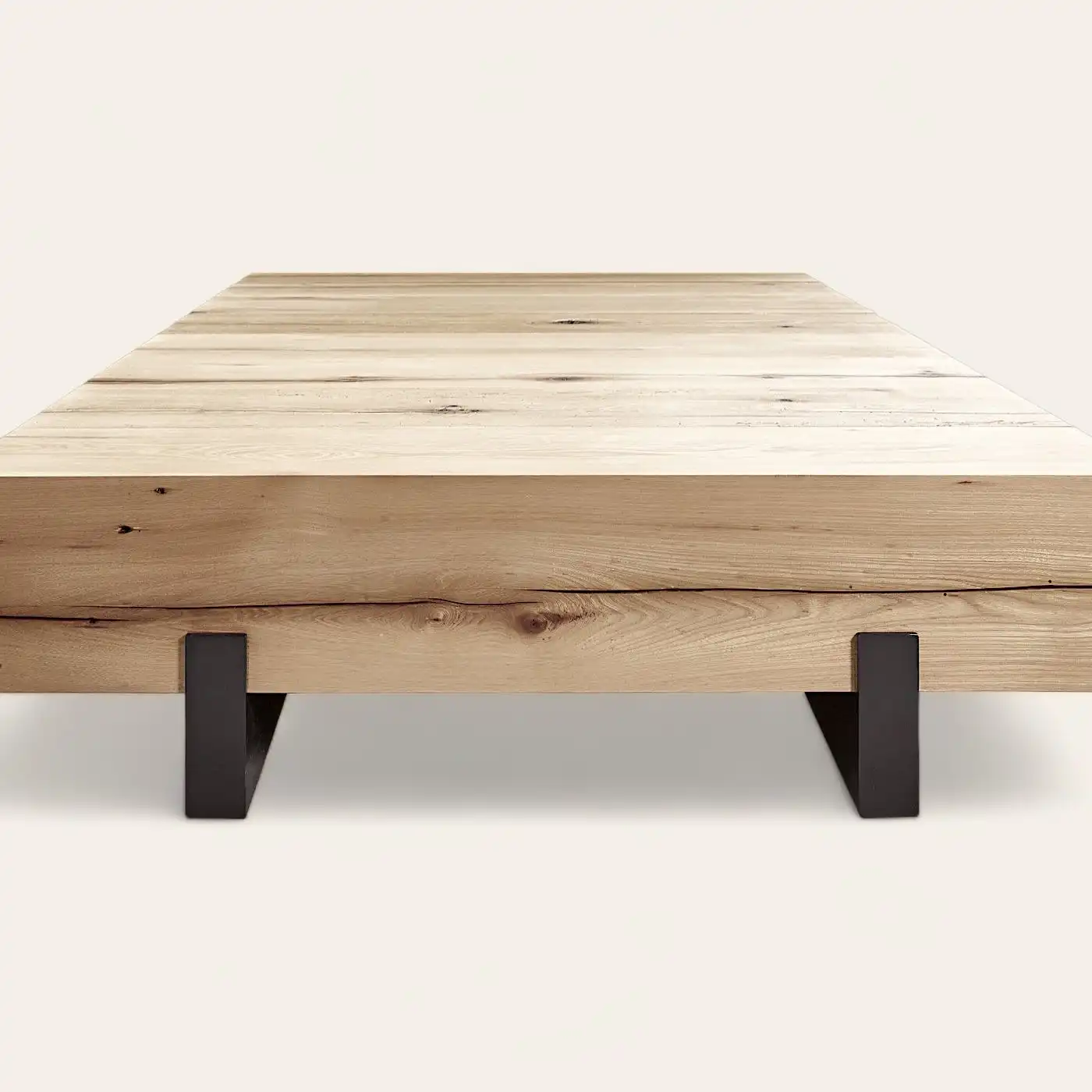  Une table basse en bois rustique avec des pieds noirs sur fond blanc. 