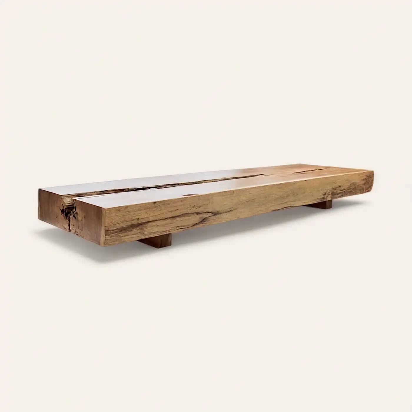  Un banc en bois rustique fabriqué à partir d'une seule pièce de bois. 