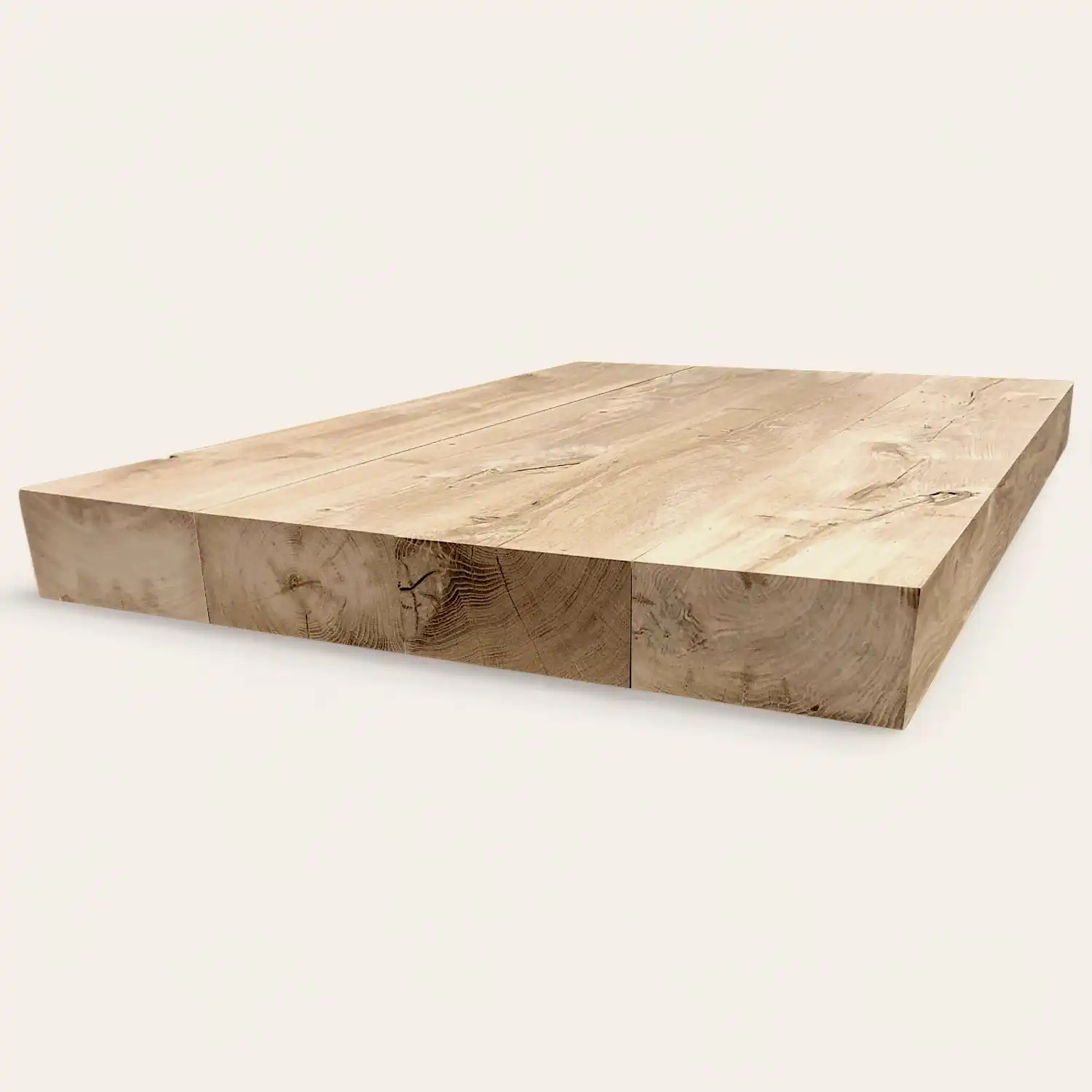  Une planche à découper en bois sur fond blanc. 