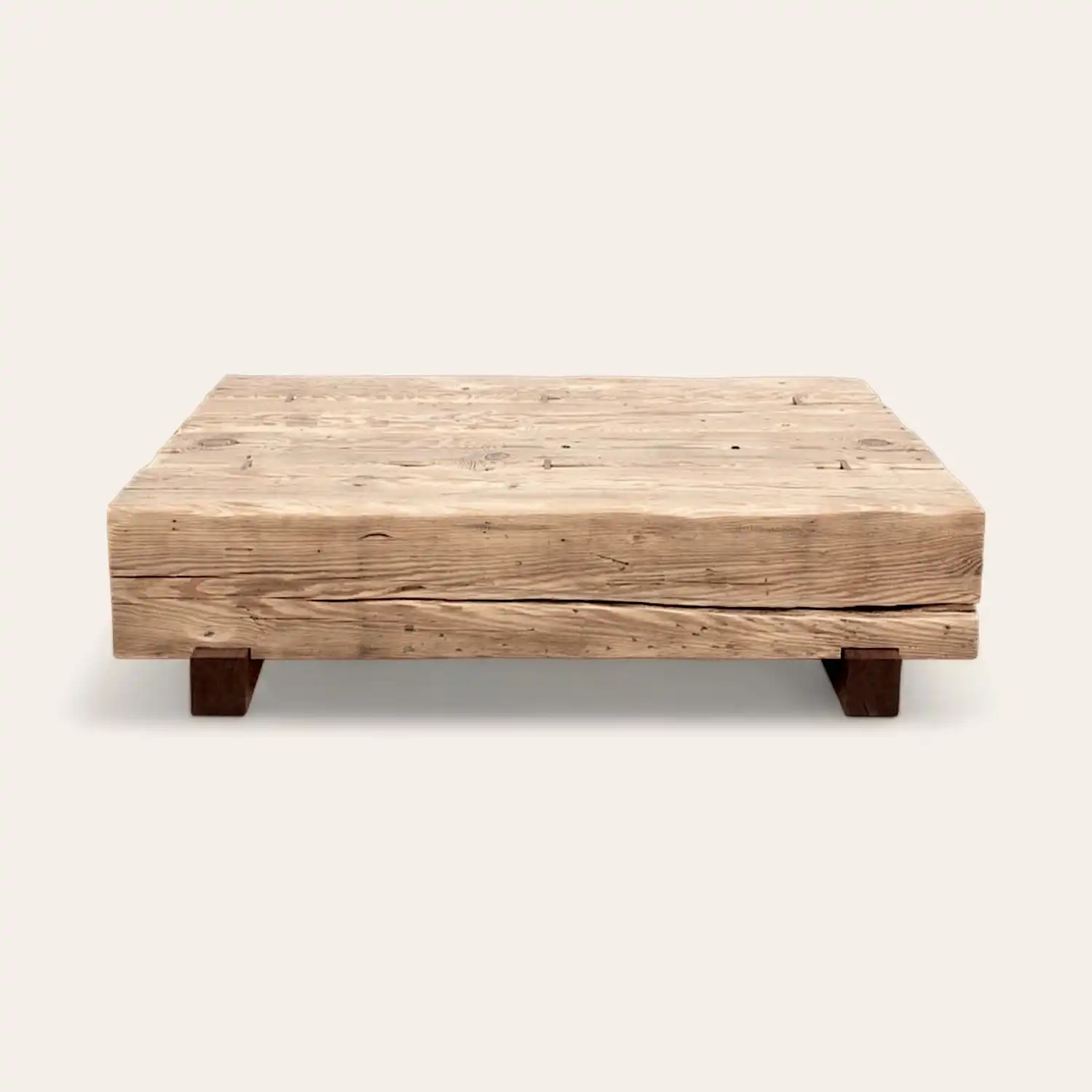  Une table rustique carrée en bois avec pieds. 