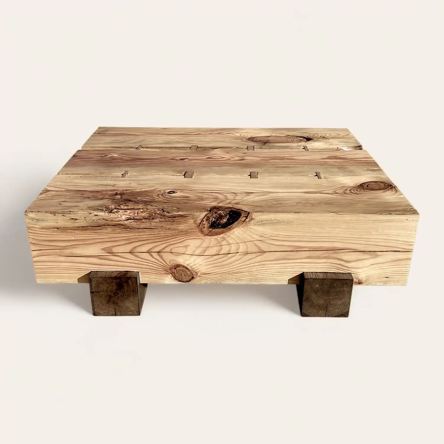  une table basse rustique carré en bois avec pieds. 