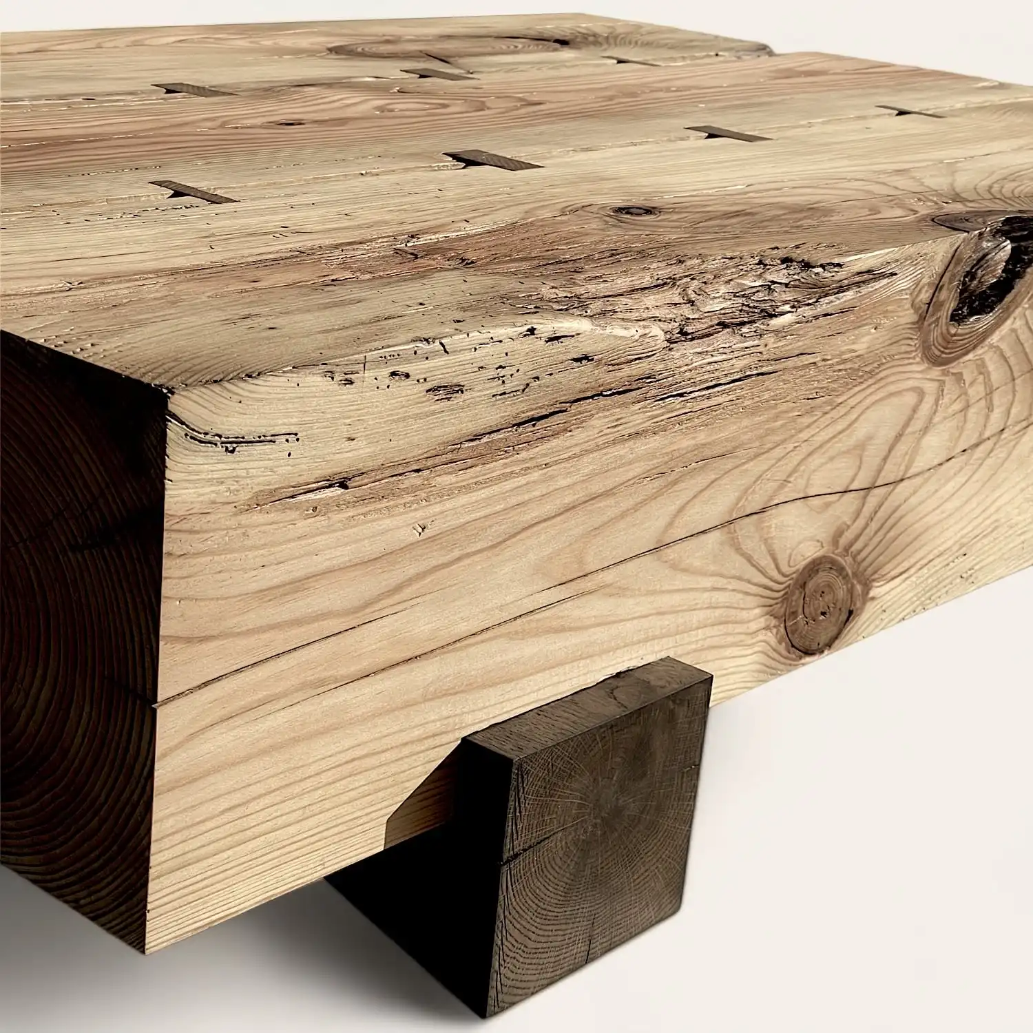  Un bloc de bois rustique avec un bloc de bois sur le côté. 