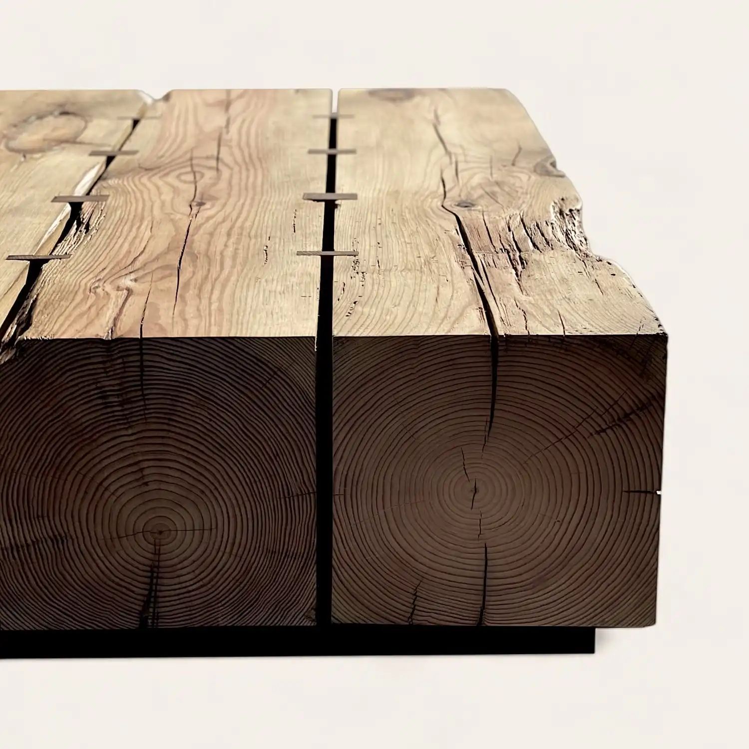  Une table basse rustique en bois. 