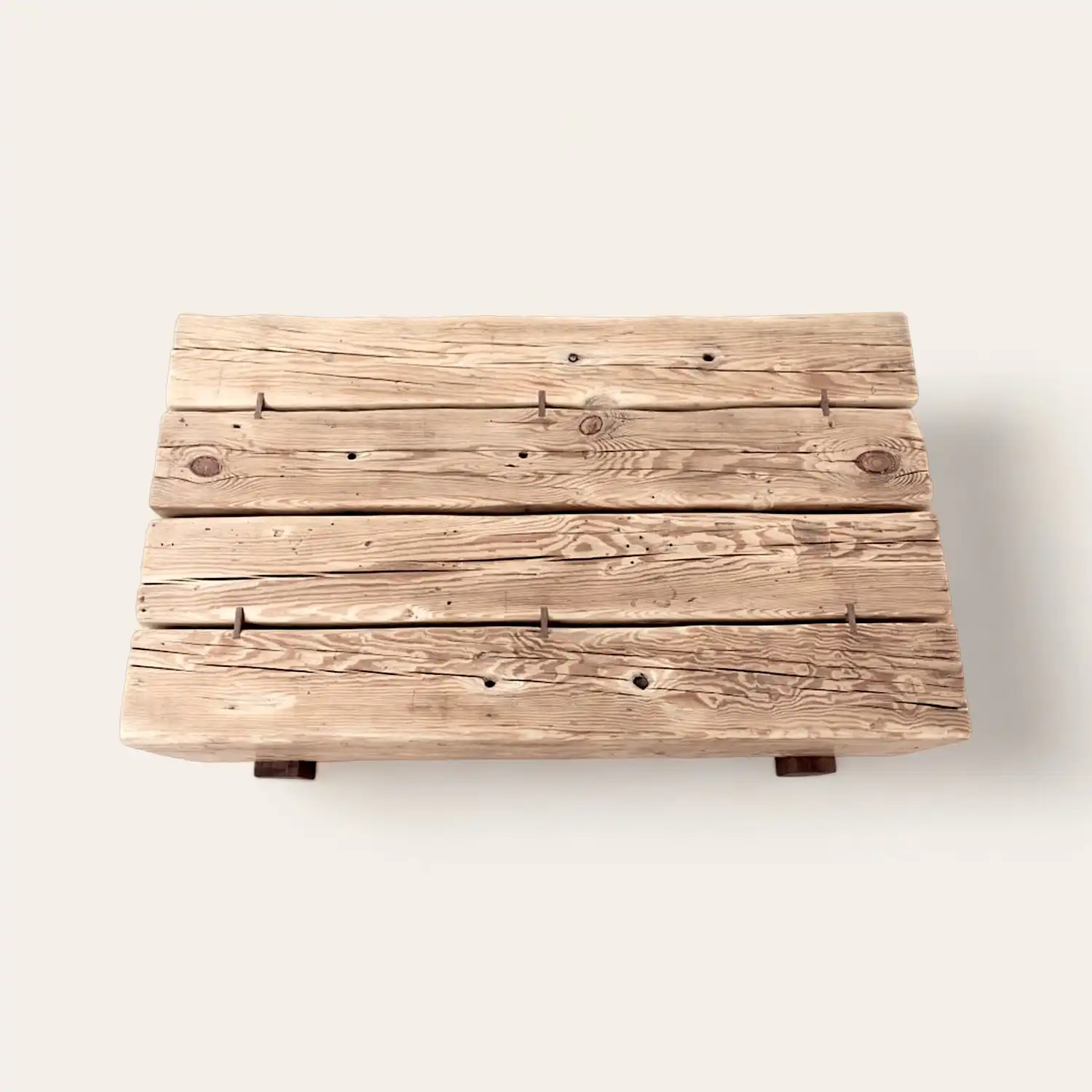  Une image d’une table basse rustique en bois sur fond blanc. 