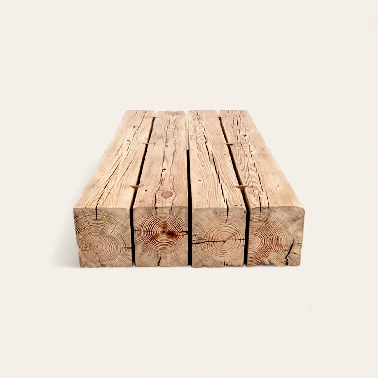  Une planche de vieux bois sur fond blanc. 