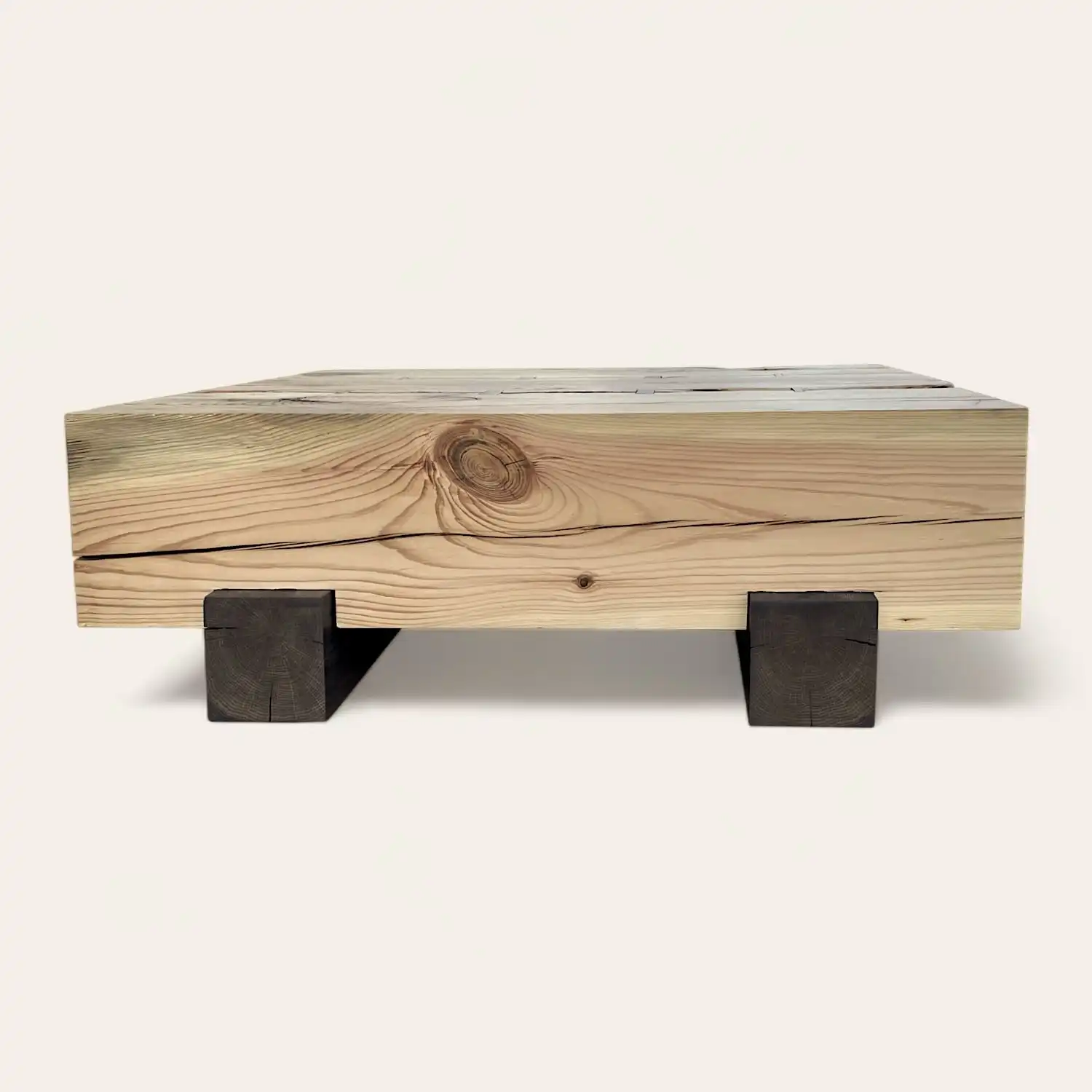  Une table basse en bois ancien avec pieds en métal. 