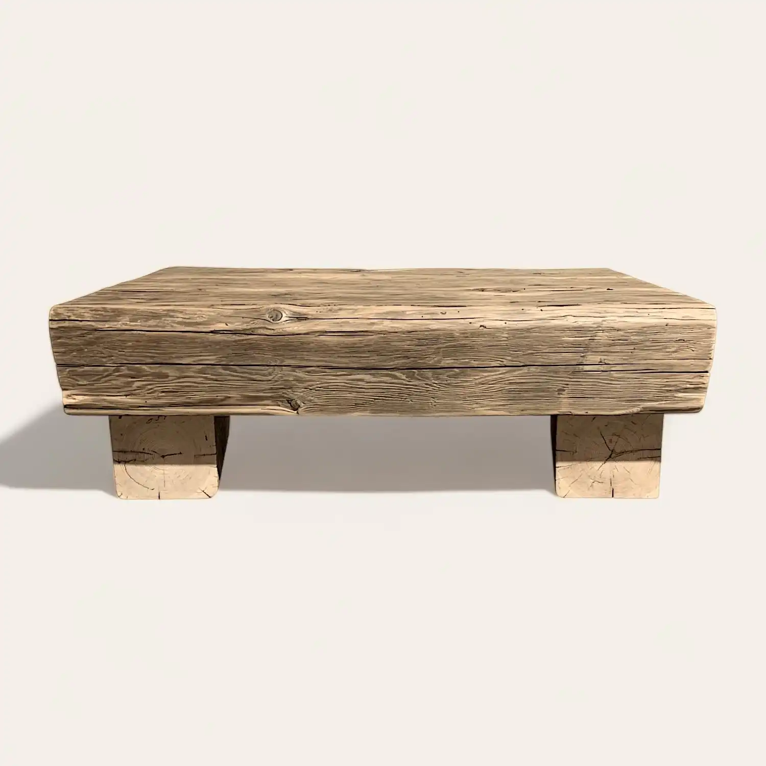 Un banc en bois rustique avec pieds. 