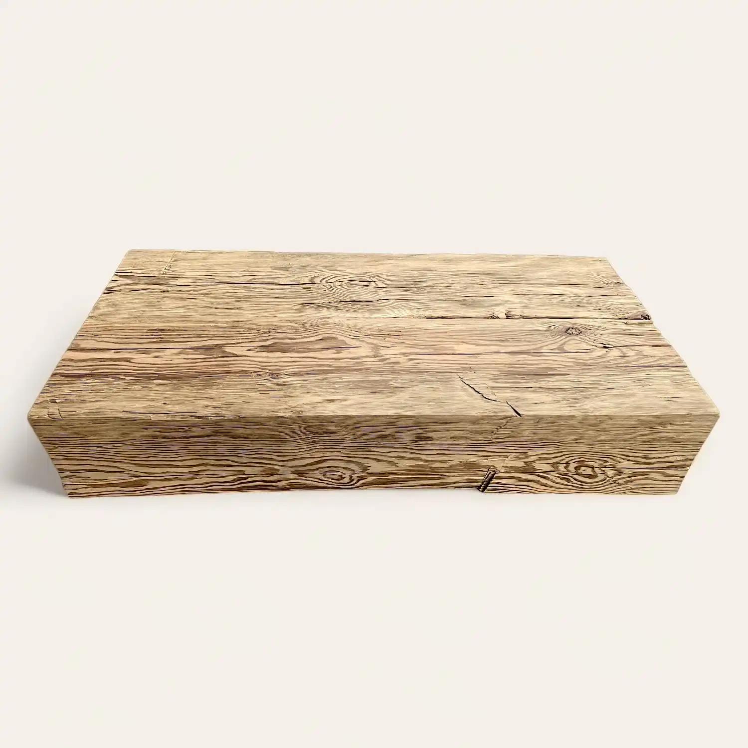 Une planche de bois vieilli sur fond blanc. 
