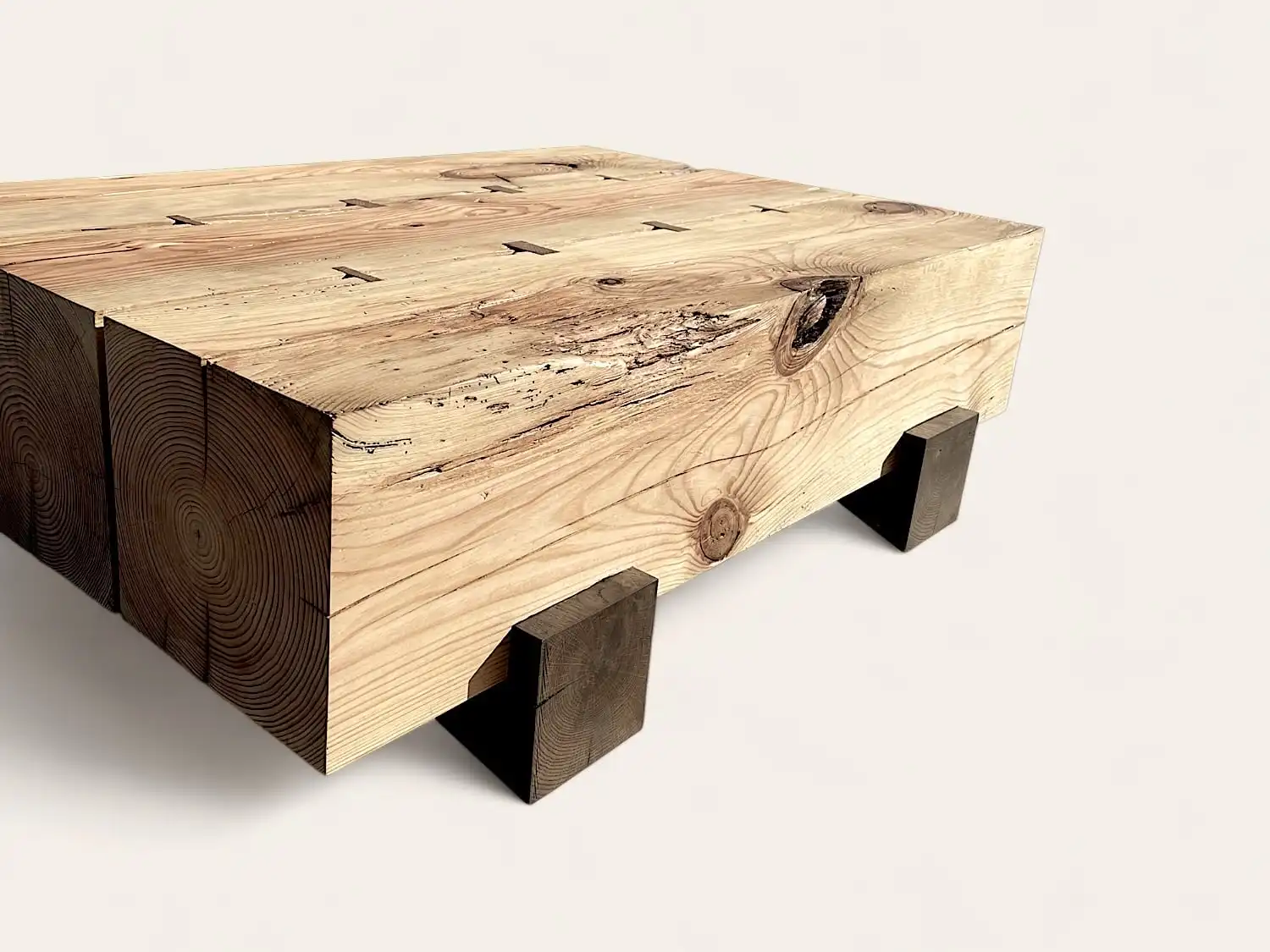 Une table basse en bois rustique.