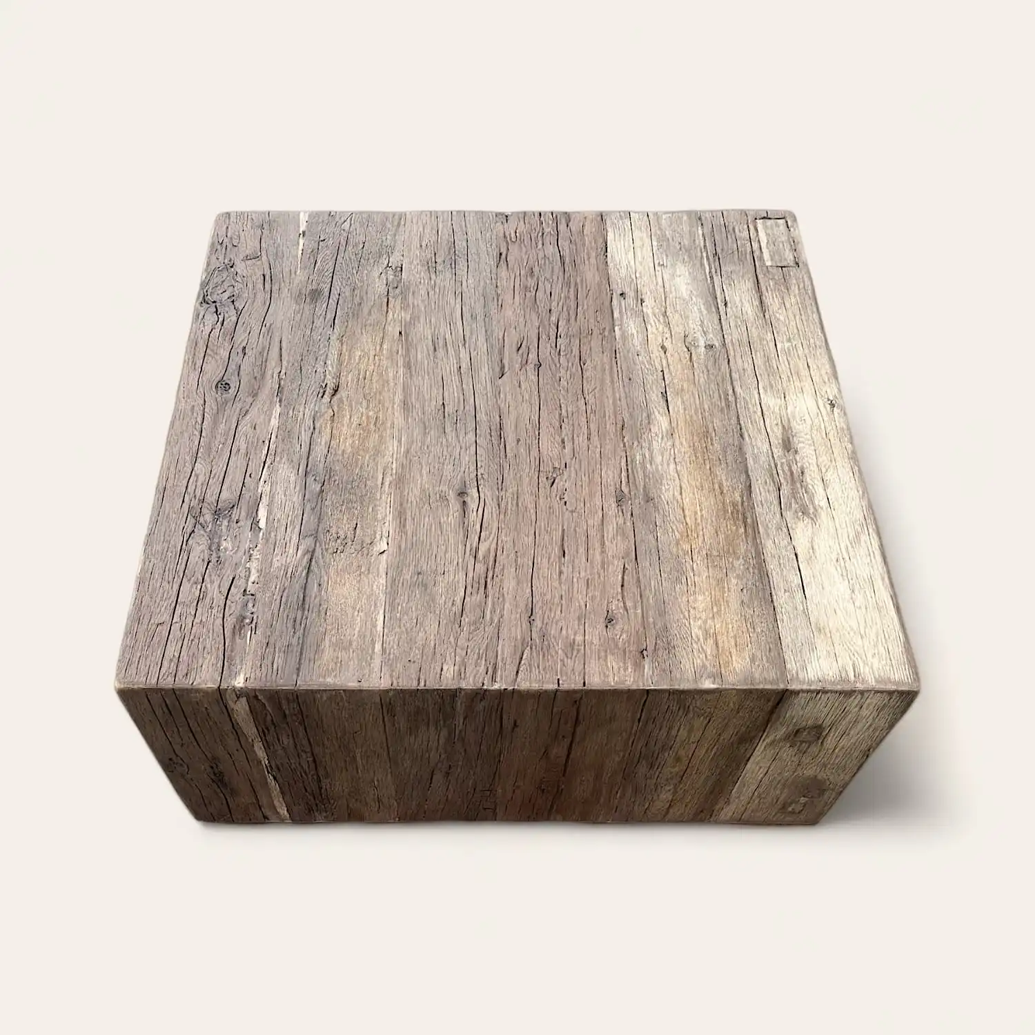  Une table basse rustique carré en bois avec un fond blanc. 