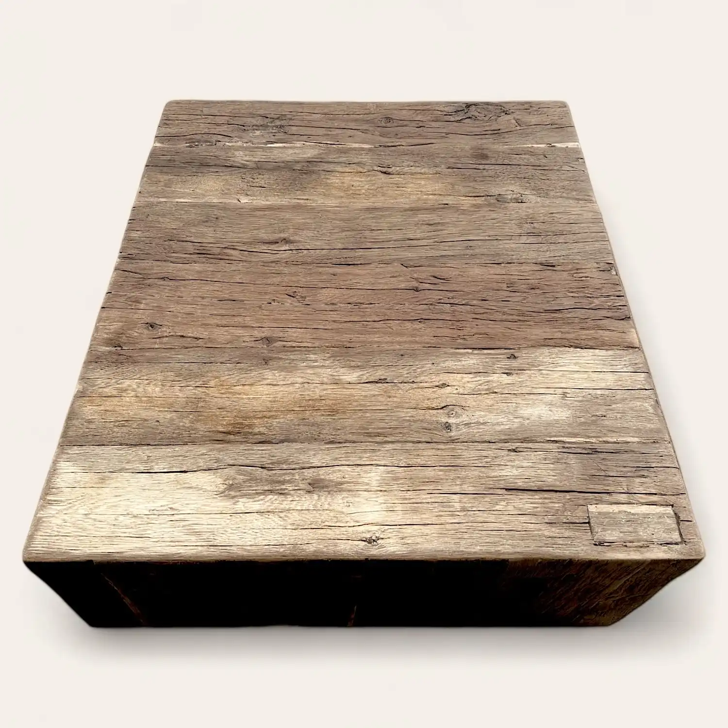  Un objet carré en bois rustique avec un fond blanc. 