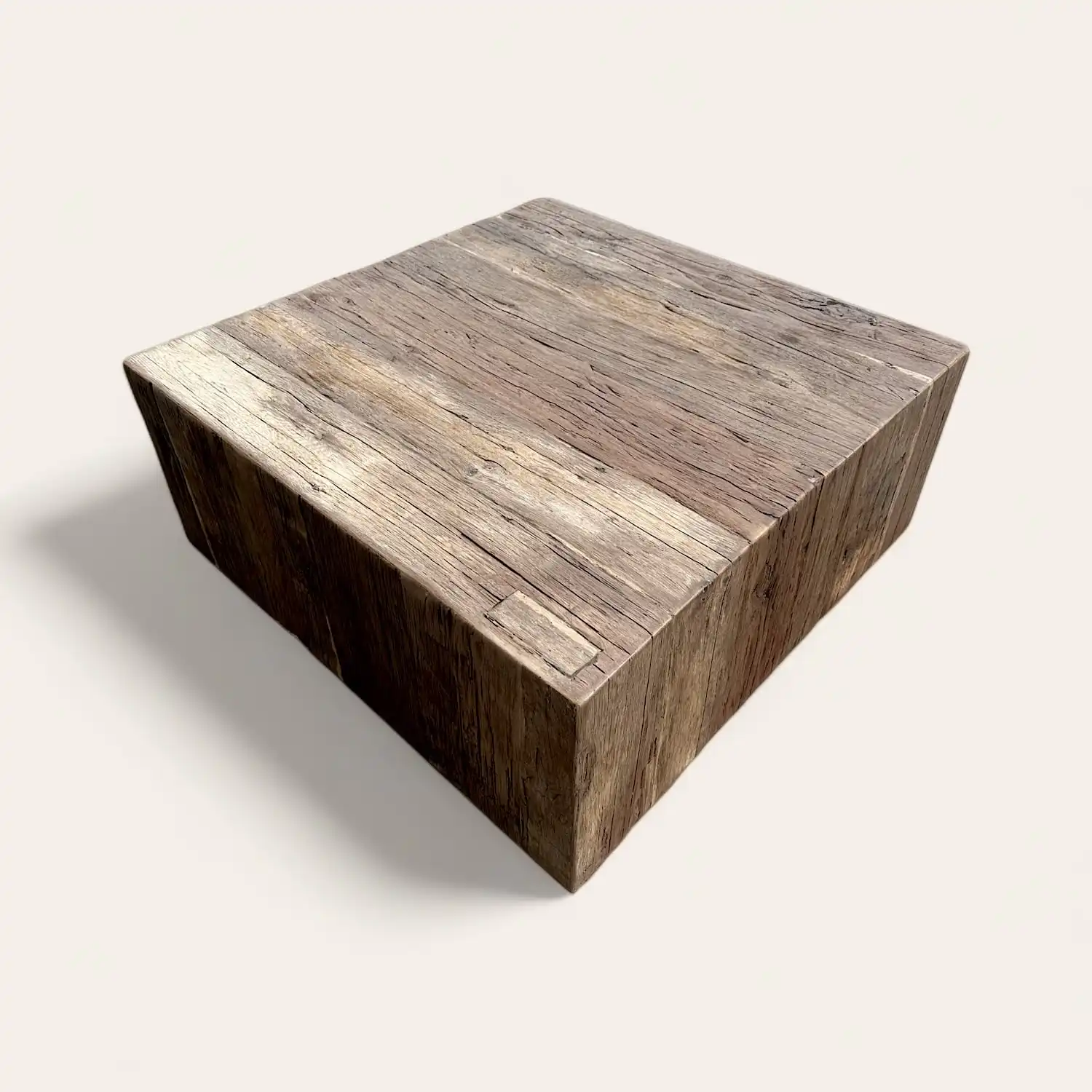  Une table basse block en bois rustique sur un fond blanc. 