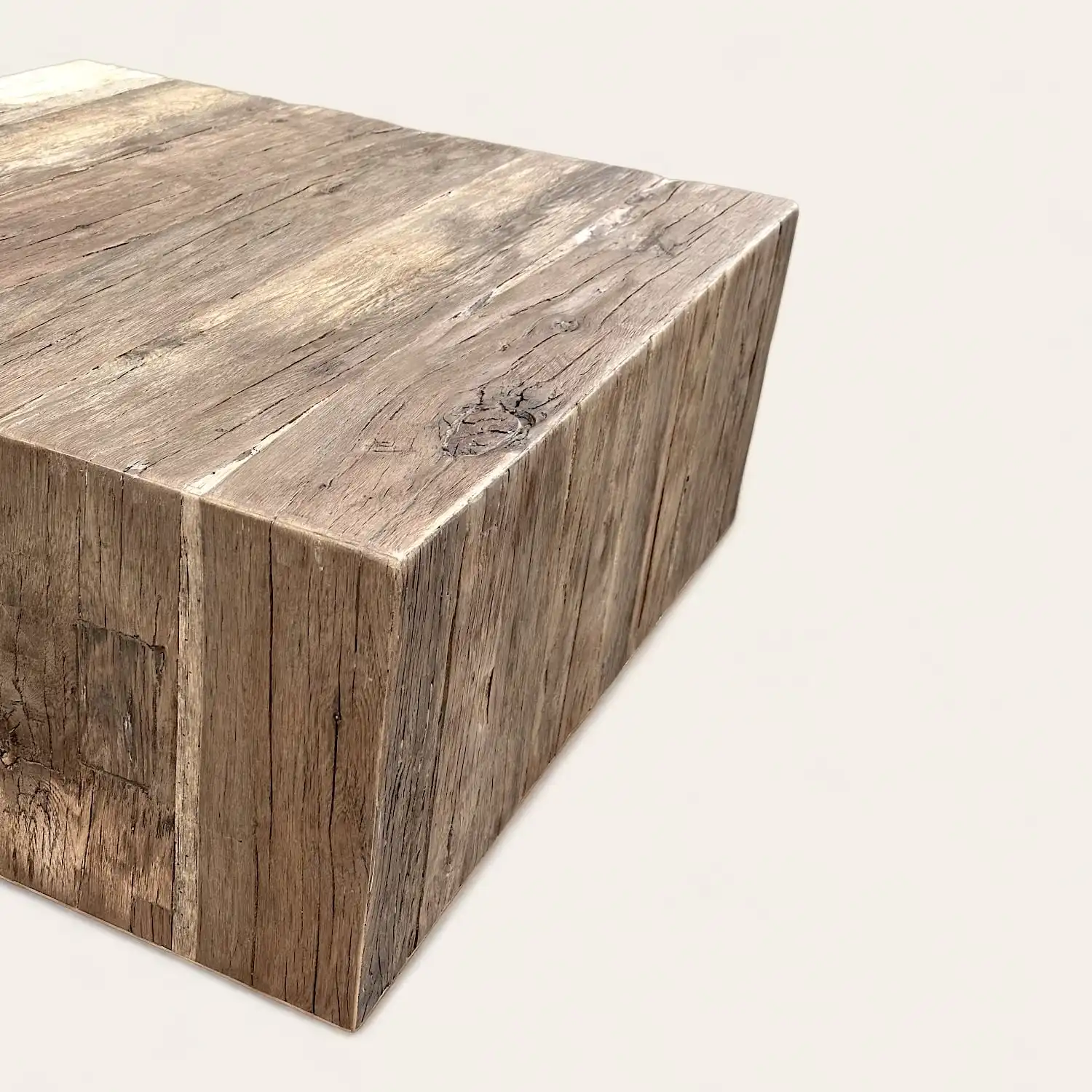  Table basse cube en bois rustique sur fond blanc. 