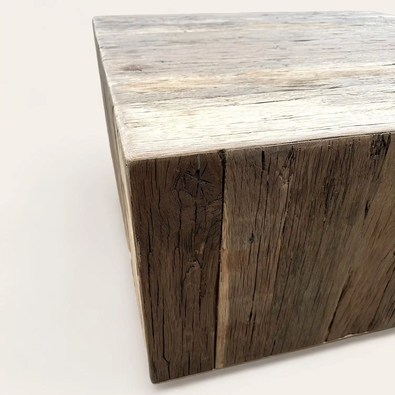  Table basse rustique cube en bois sur fond blanc. 