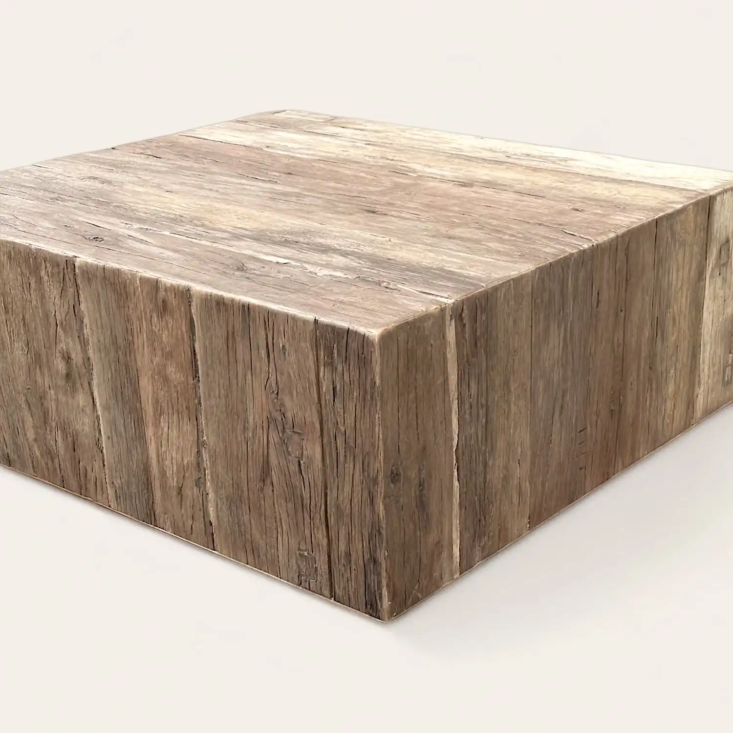 Une table basse rustique en bois de forme carrée. 