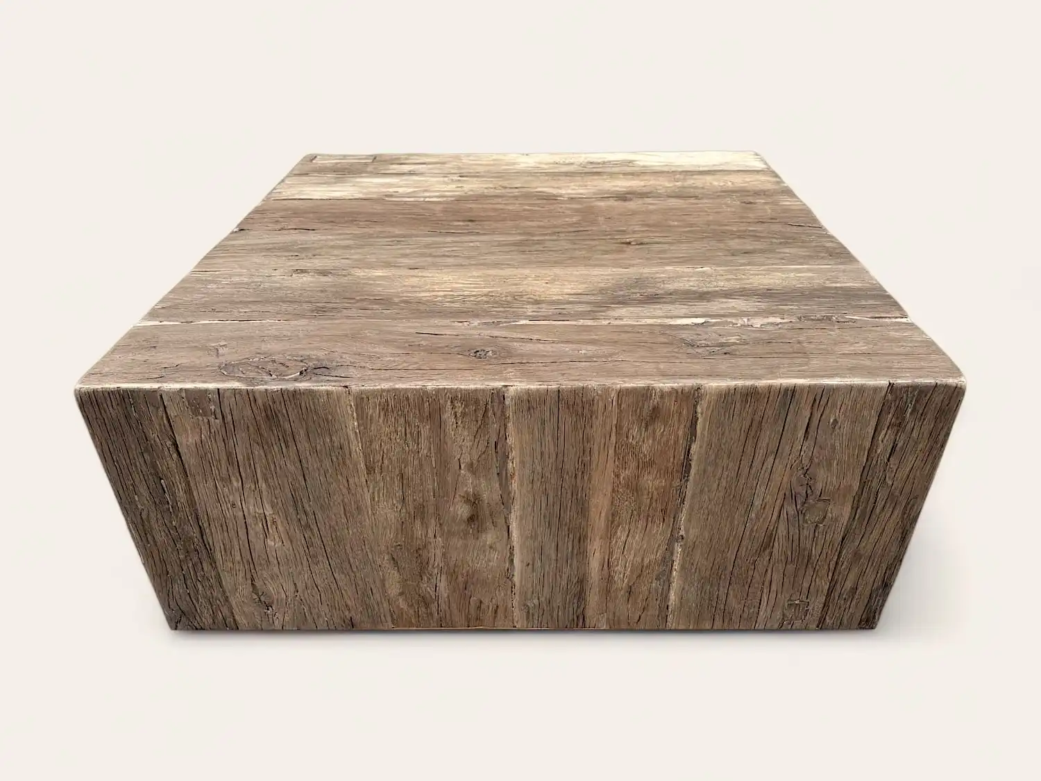 Table basse rustique en forme carré sur un fond blanc.