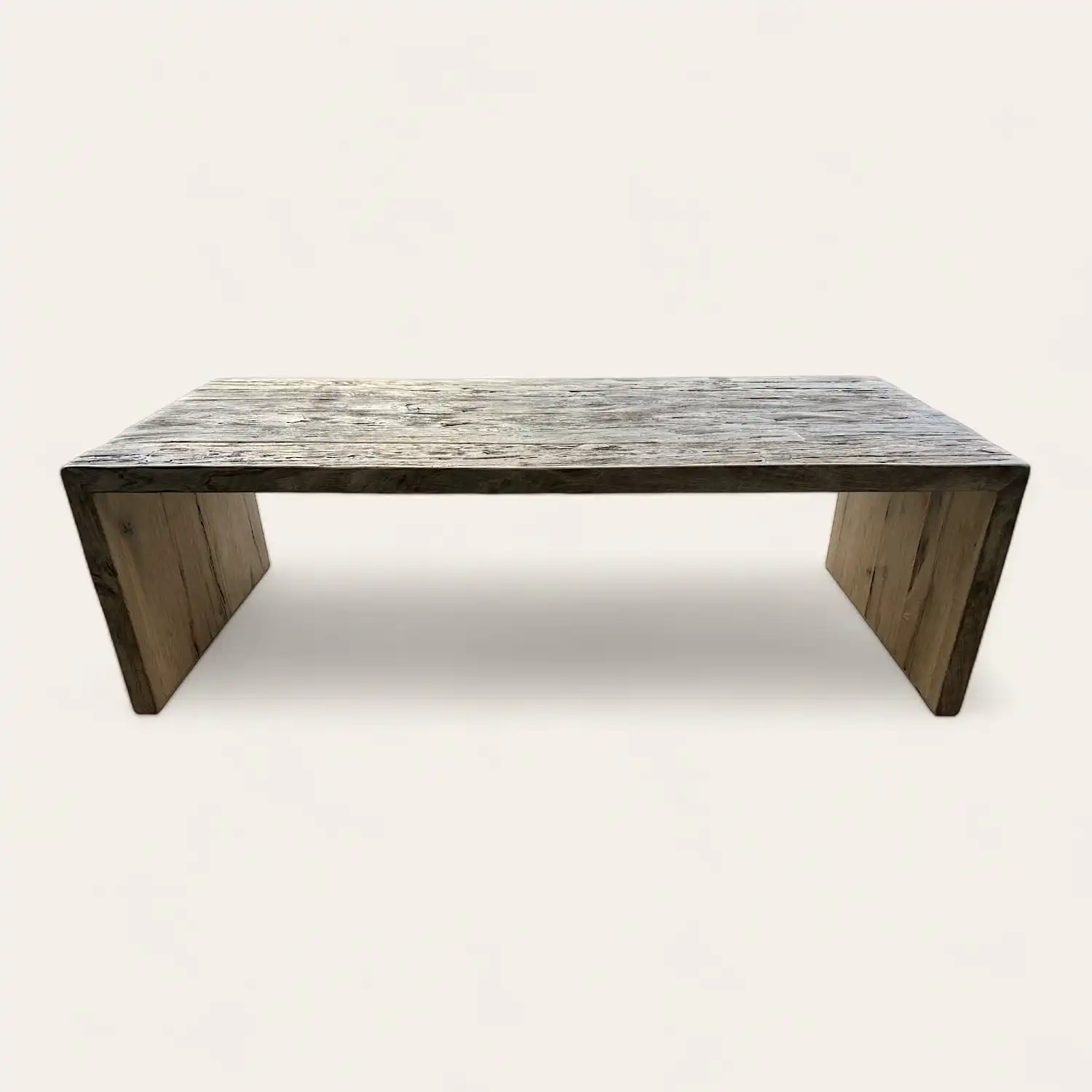  Une table basse rustique en bois avec un plateau en bois. 