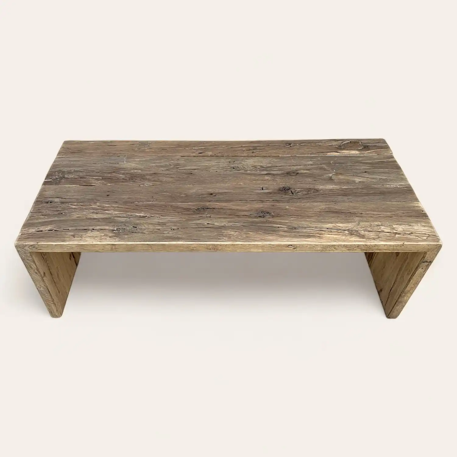  Une table basse en bois ancien avec un piètement en bois. 