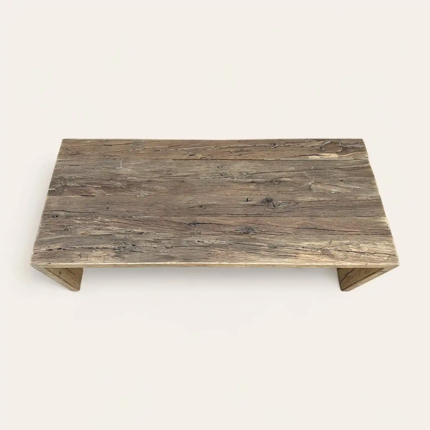  Une table basse rustique en vieux bois avec un plateau en bois. 