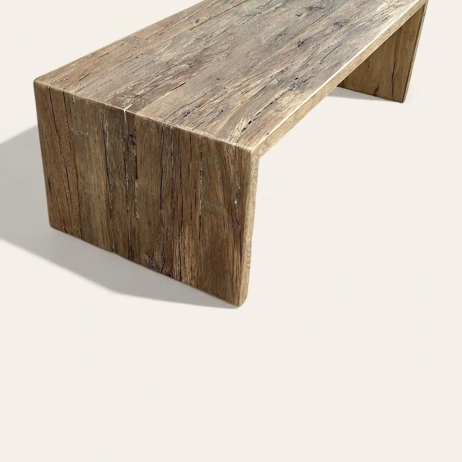 Une table basse ancienne en bois avec un plateau en bois. 