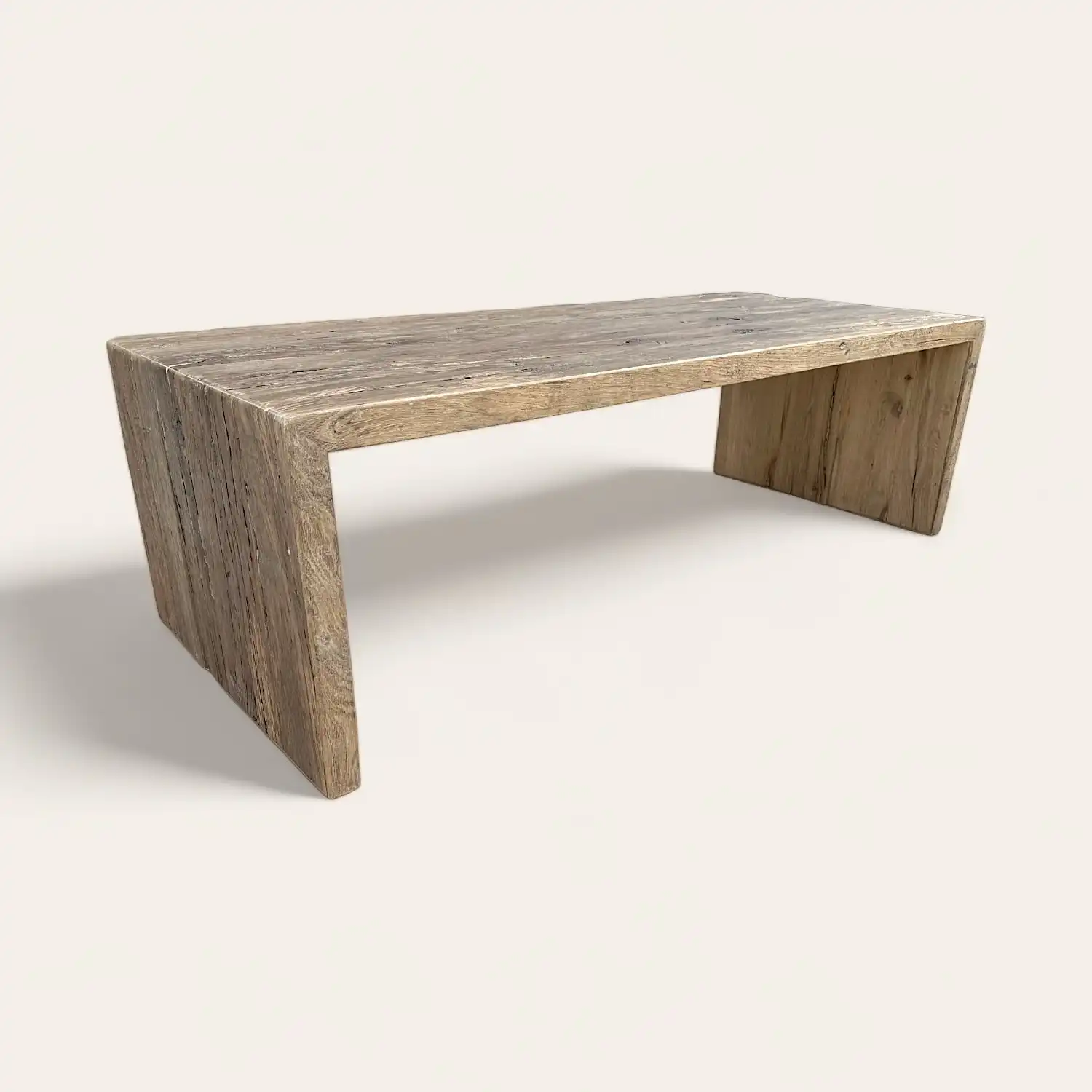  Une table basse en bois rustique sur fond blanc. 