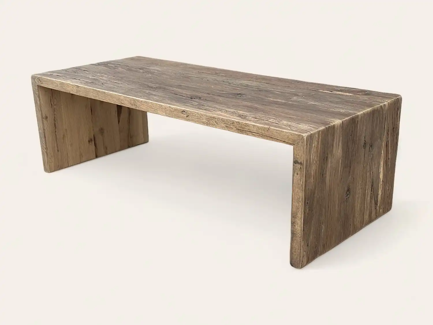 Une table à manger rustique en bois avec un plateau en bois ancien.