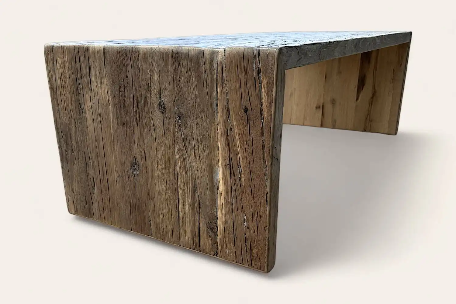 Une table rustique en bois avec un fond blanc.