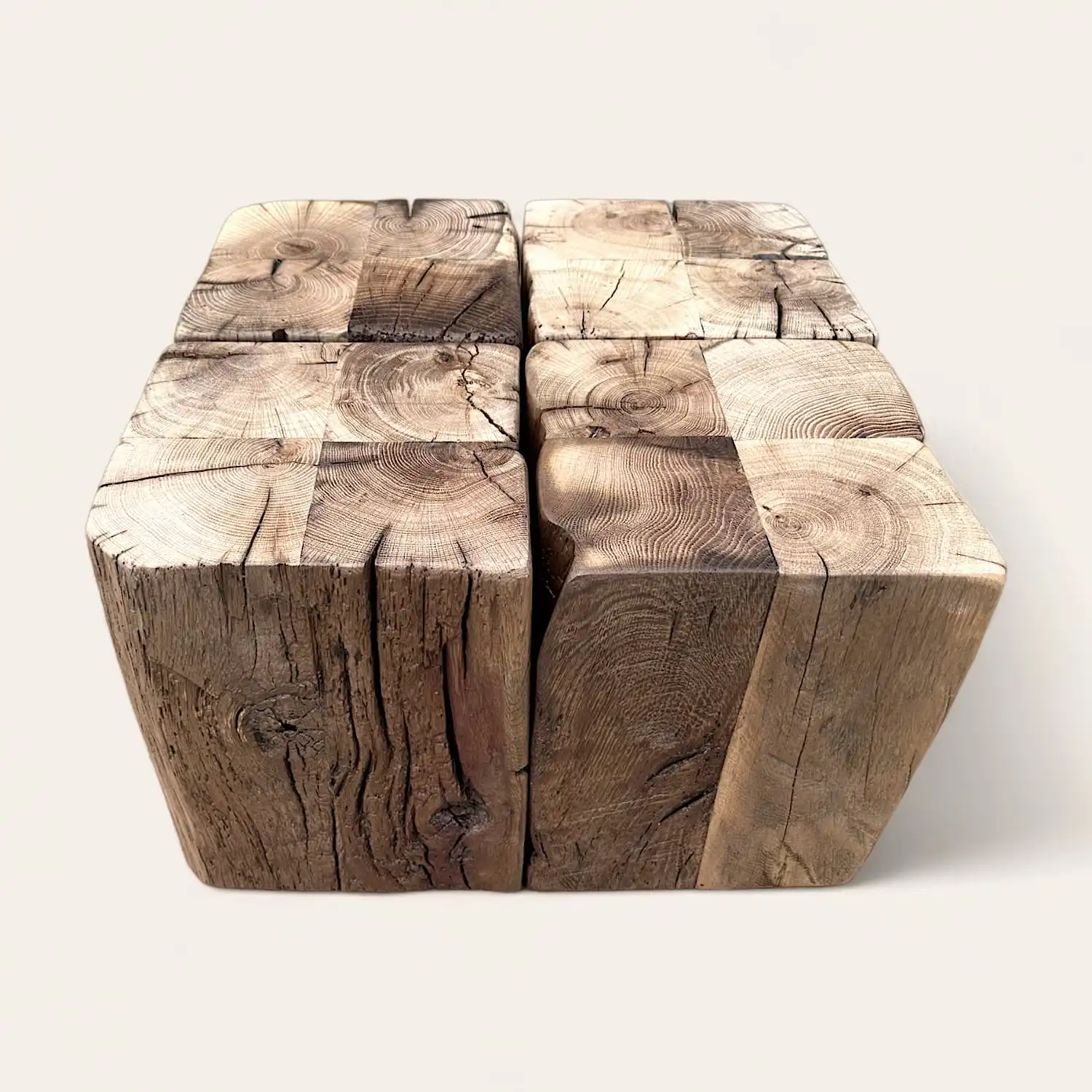 Table basse rustique cube en bois fissuré. 