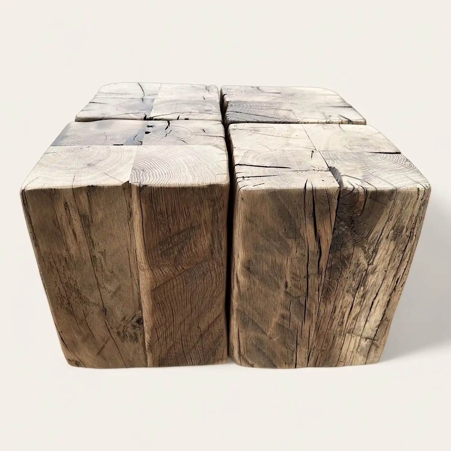  Une table basse ancienne en forme de cube en bois fissuré. 