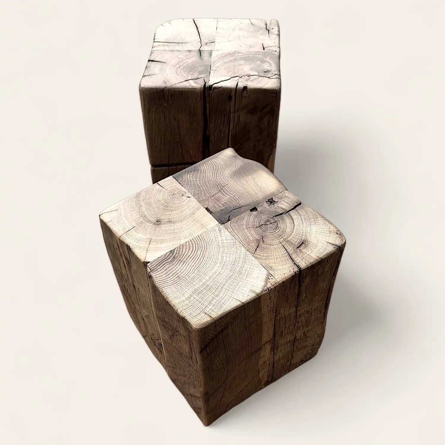  Deux cubes en bois ancien présentant des fissures. 