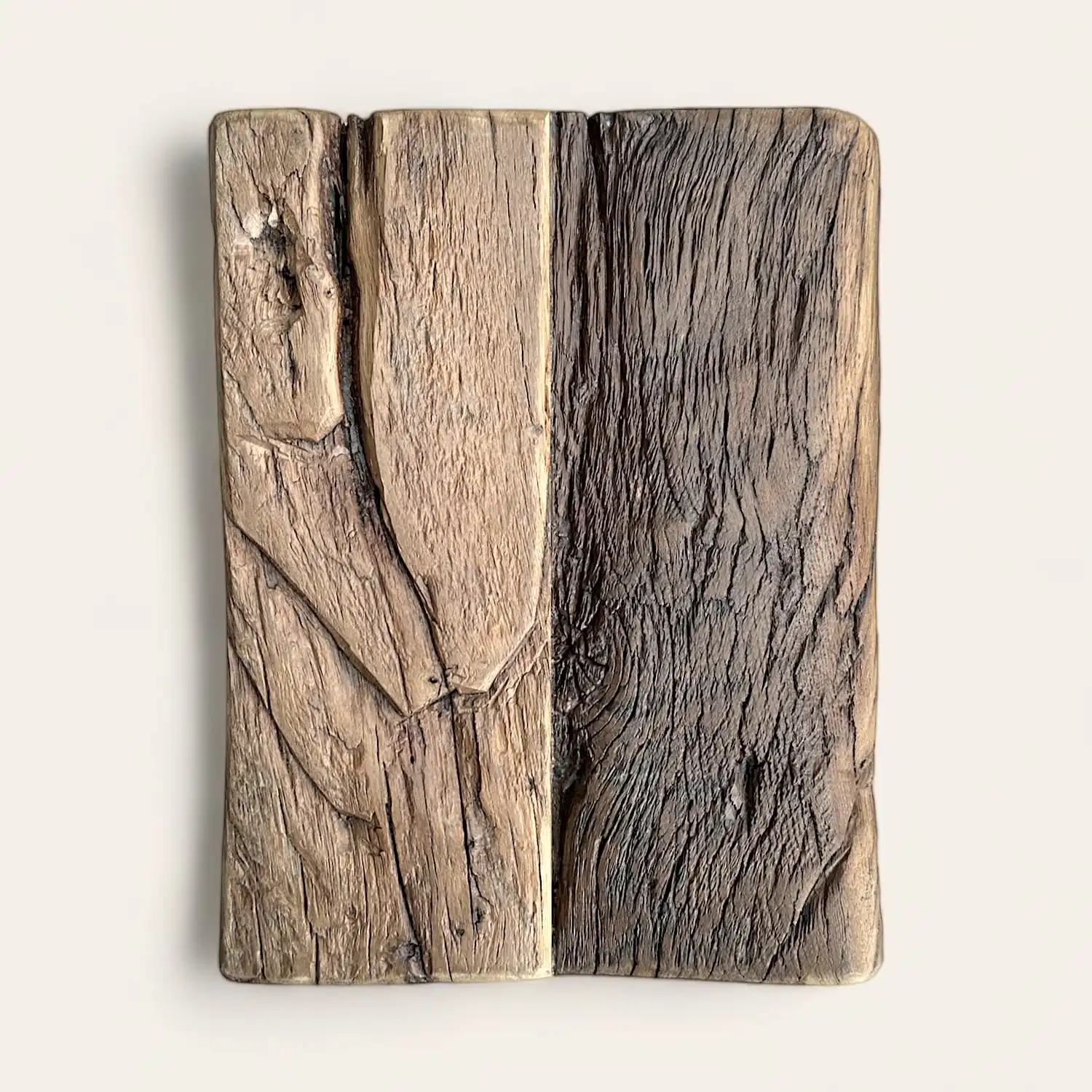  Un morceau de vieux bois sur une surface blanche. 