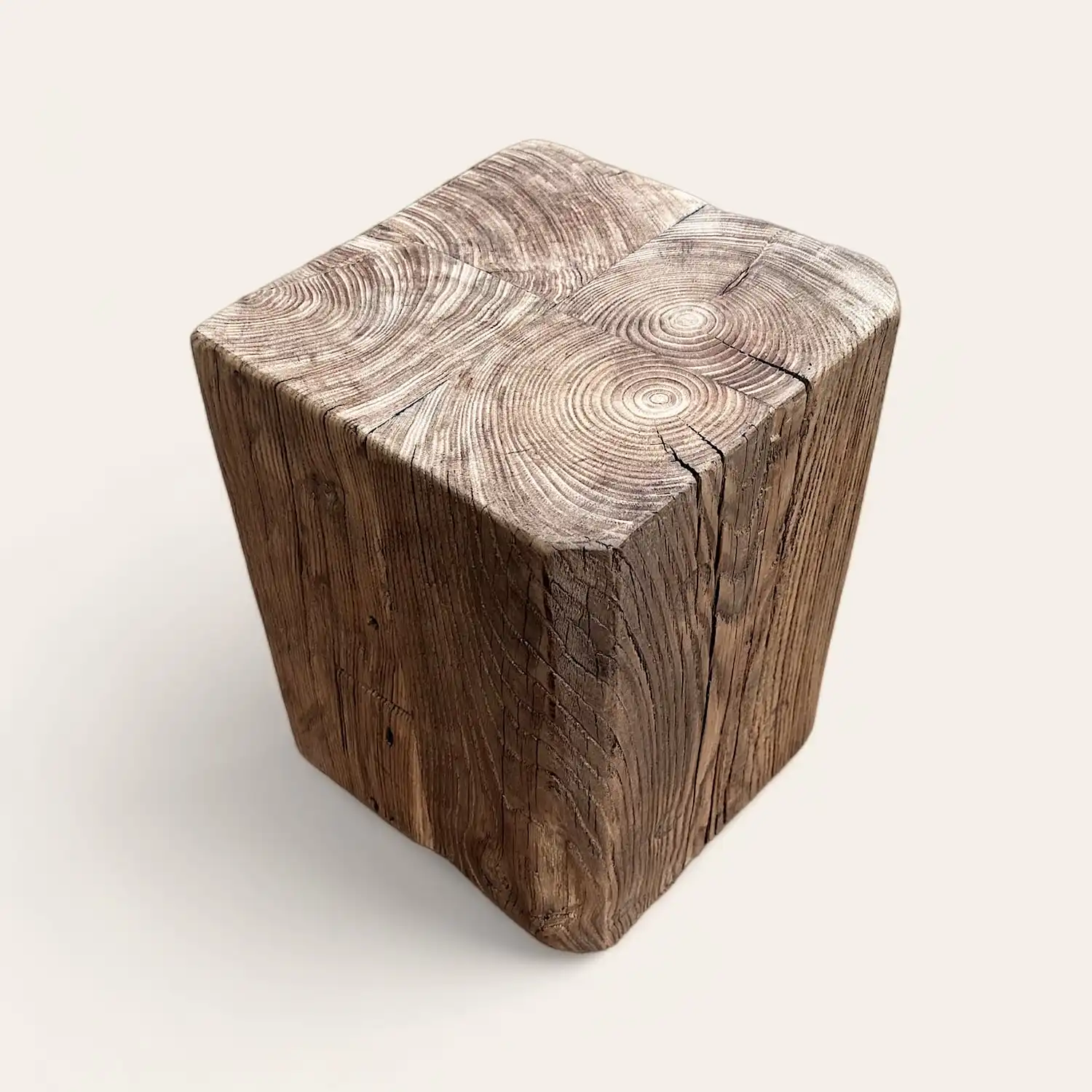  Un cube en bois ancien avec un nœud. 