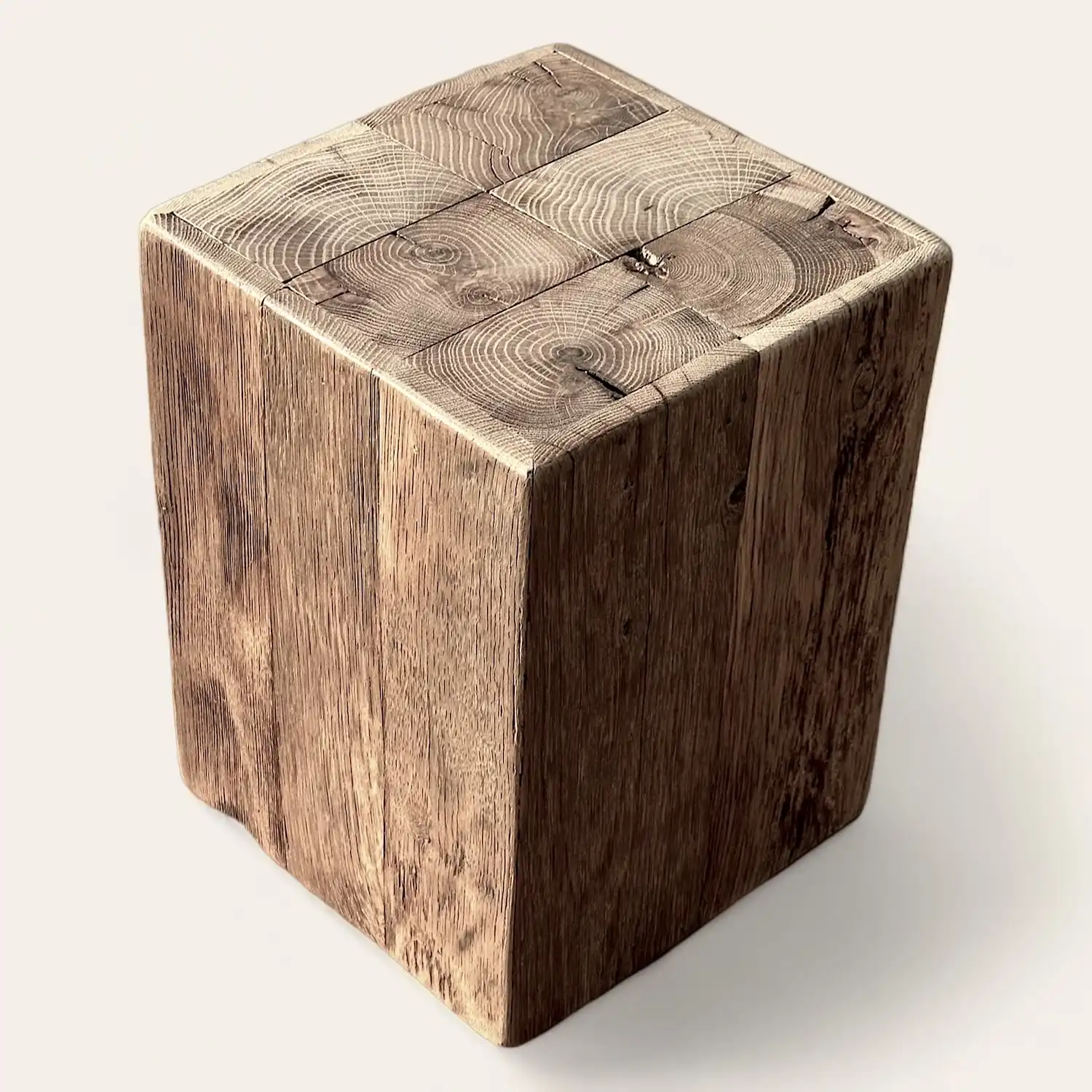  Un cube en bois ancien sur fond blanc. 
