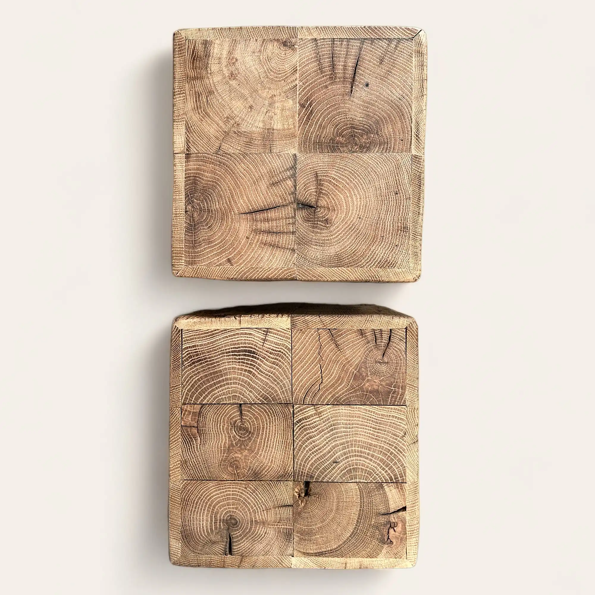  Une paire de cubes en vieux bois. 