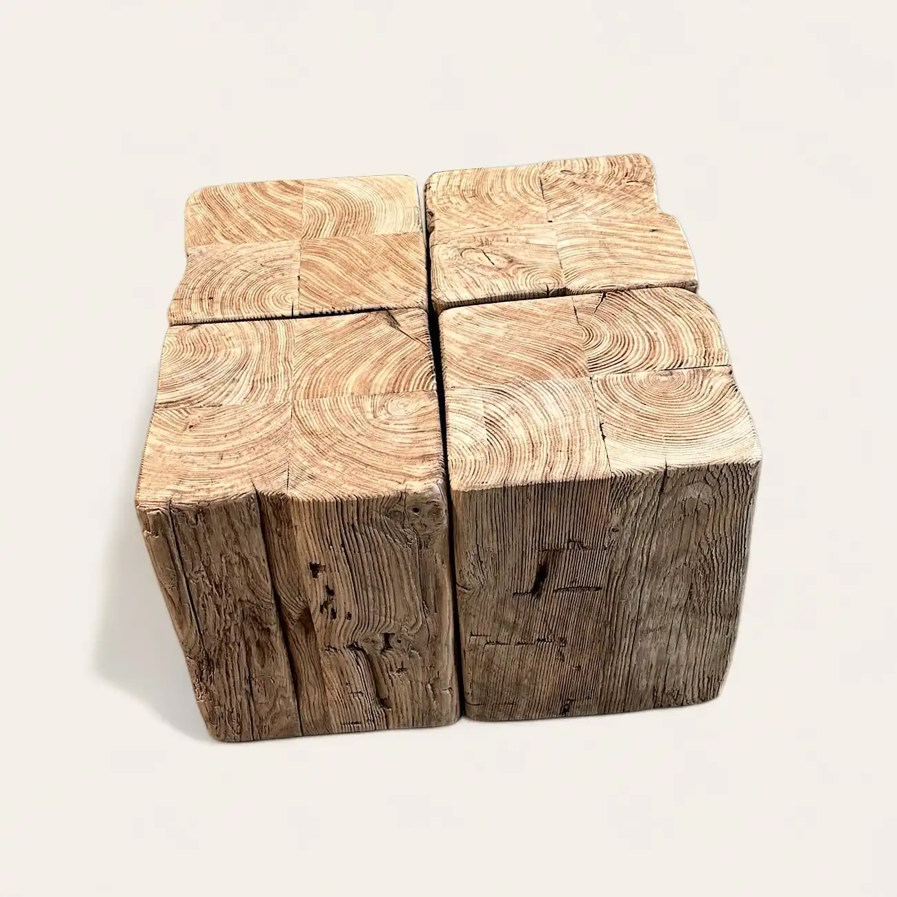  Une table basse cube en bois rustique avec un fond blanc. 