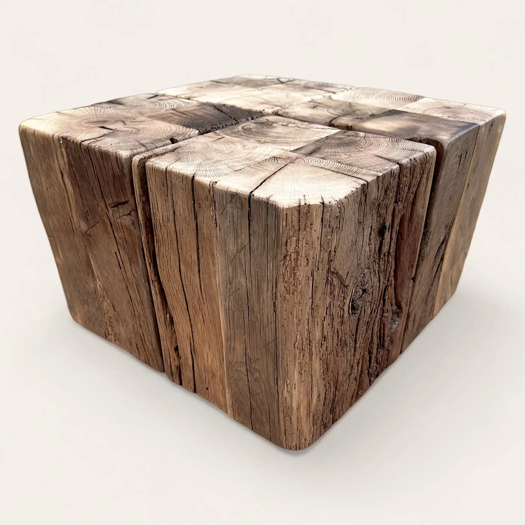  Un cube en vieux  bois à quatre faces. 