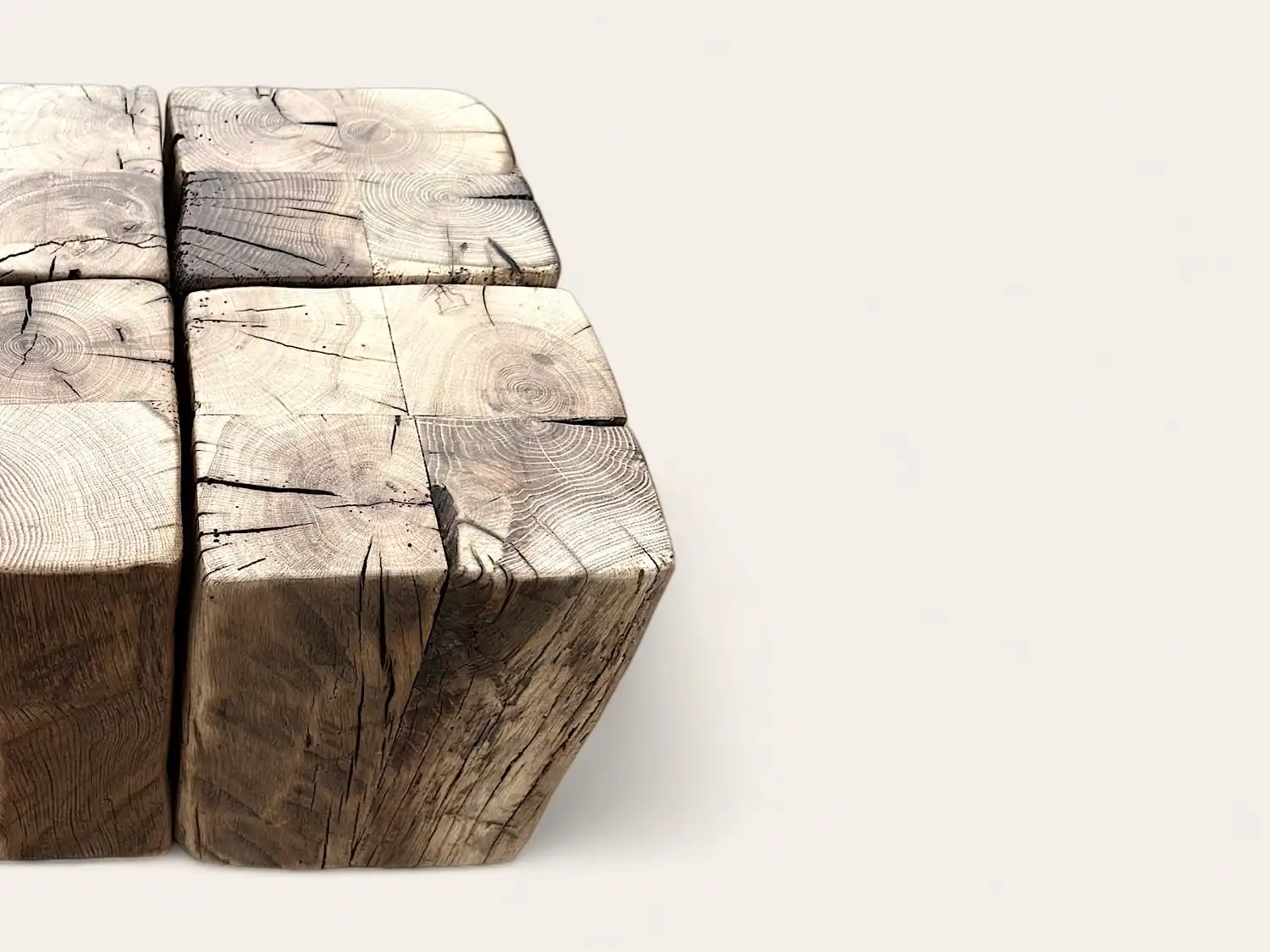 Un cube en bois ancien avec un fond blanc.
