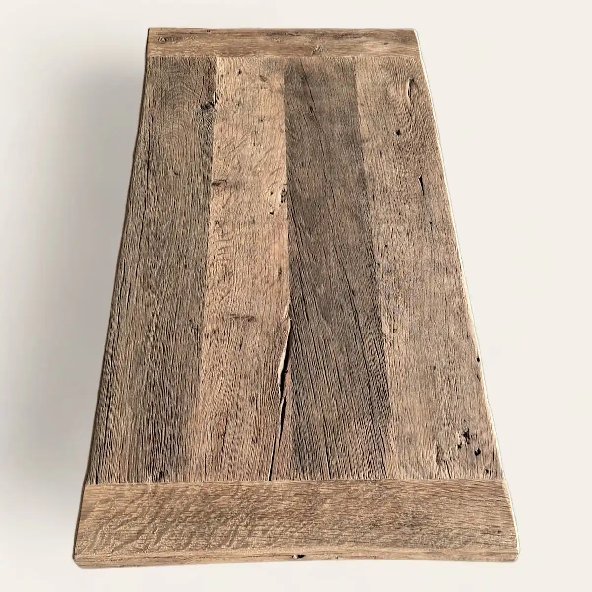  Une table basse en vieux bois avec un plateau en bois. 