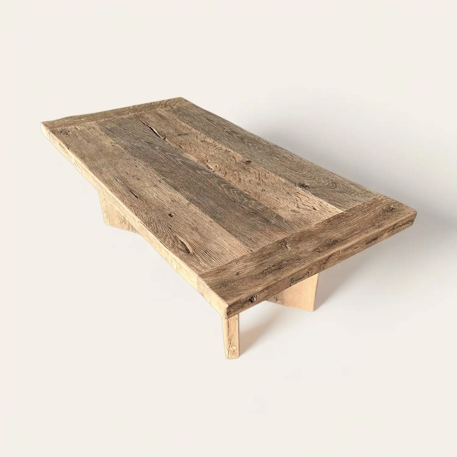  Une table basse rustique rectangulaire en bois sur fond blanc. 