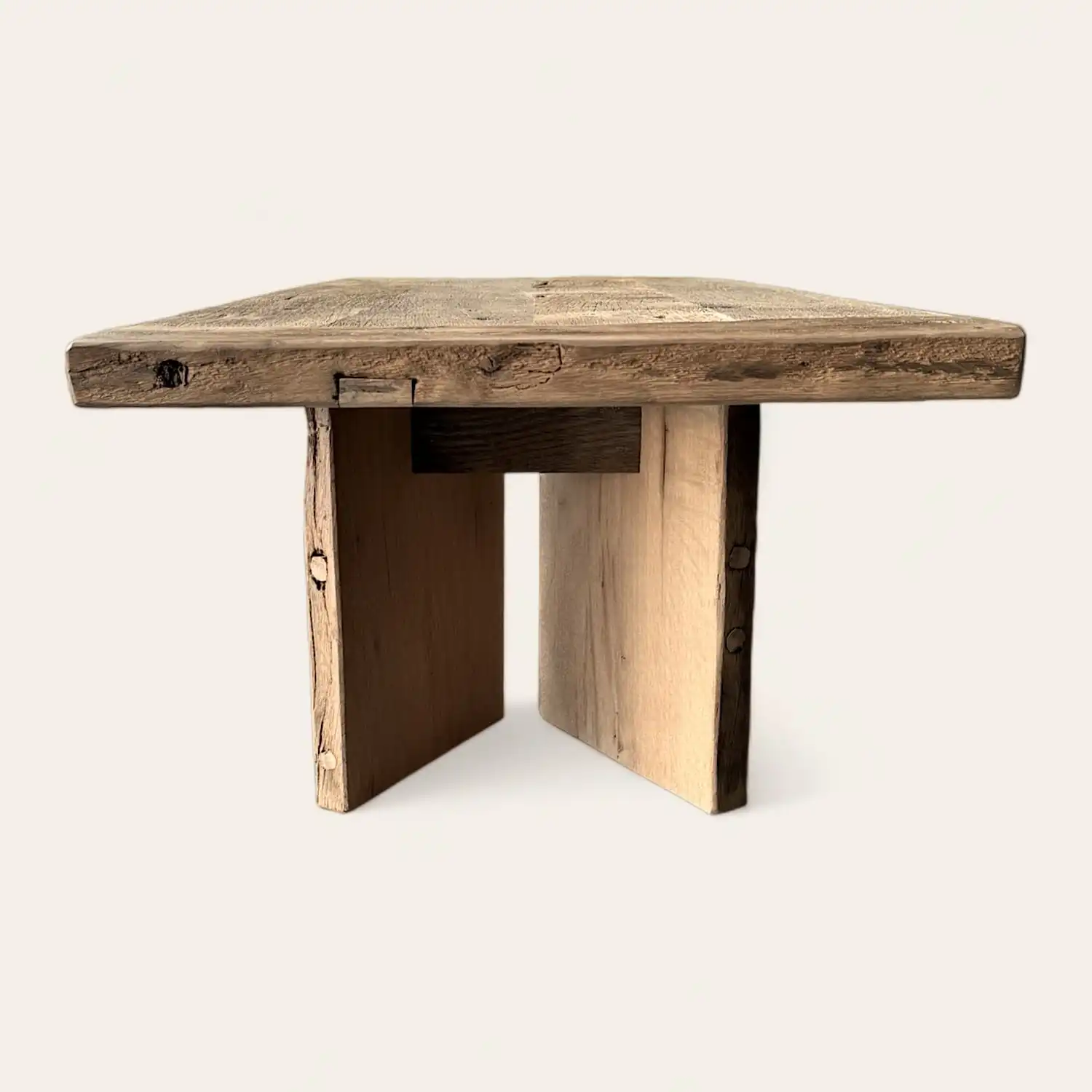  Une table en bois ancien avec deux pieds en bois. 