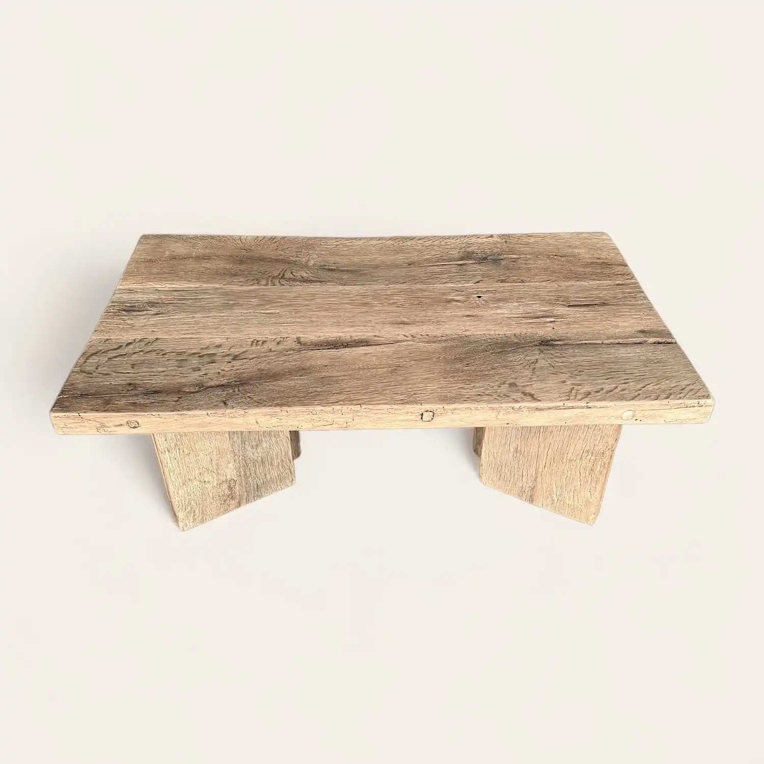  Une petite table basse rustique en bois sur fond blanc. 