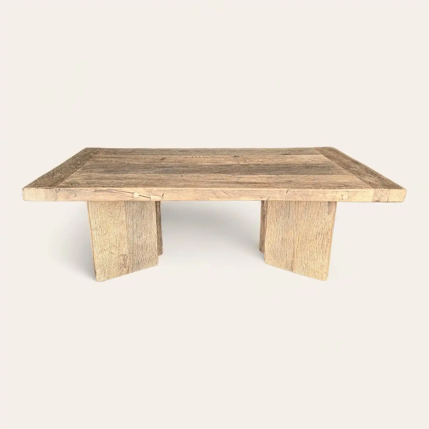  Une table à manger rustique en bois ancien avec un piètement en bois. 