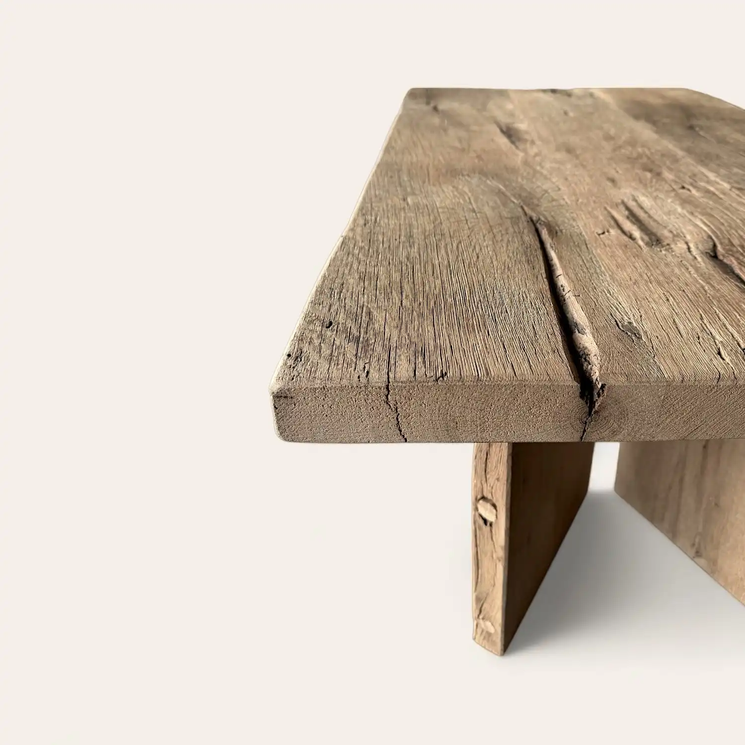  Une table ancienne en bois avec un plateau en bois. 