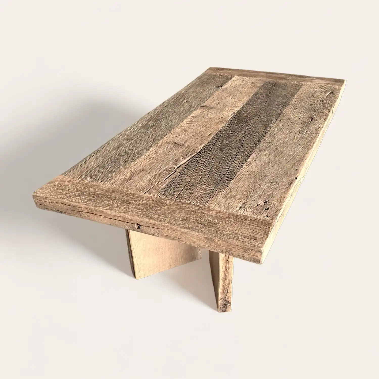  Une table rustique en bois fabriquée à partir de bois récupéré. 