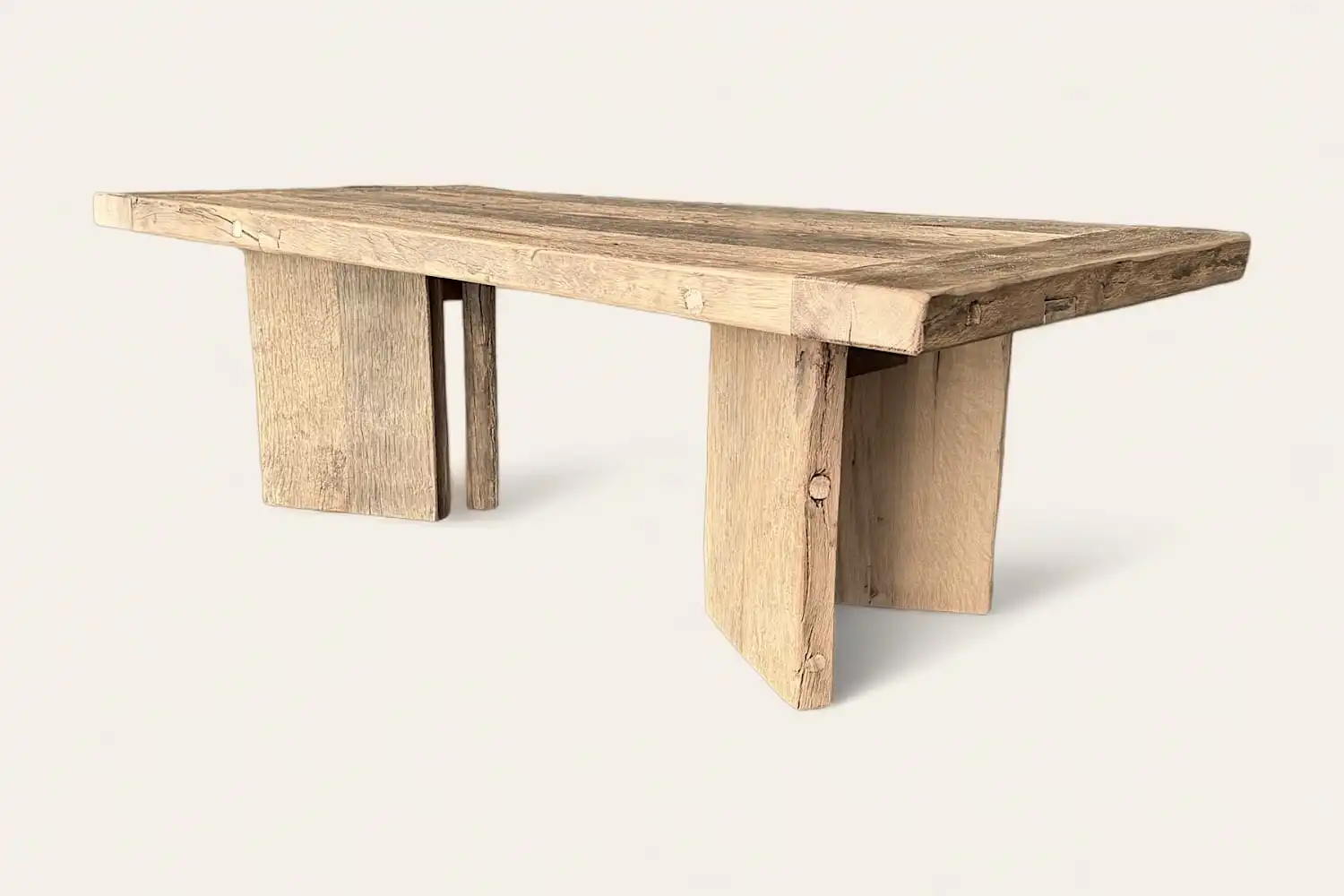Une table rustique à manger en bois ancien avec un plateau en bois.