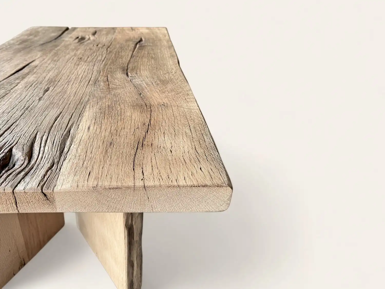 Une table rustique en bois ancien fabriquée à partir de bois récupéré.