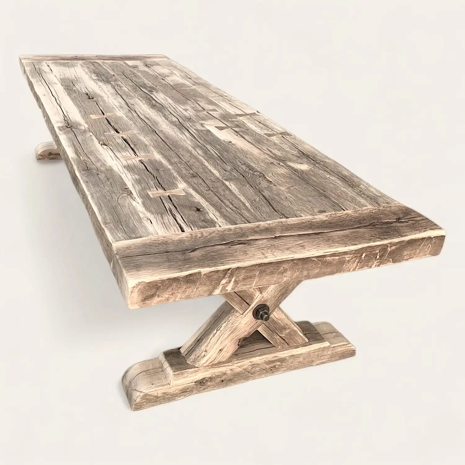  Une table rustique en bois avec un plateau en bois. 